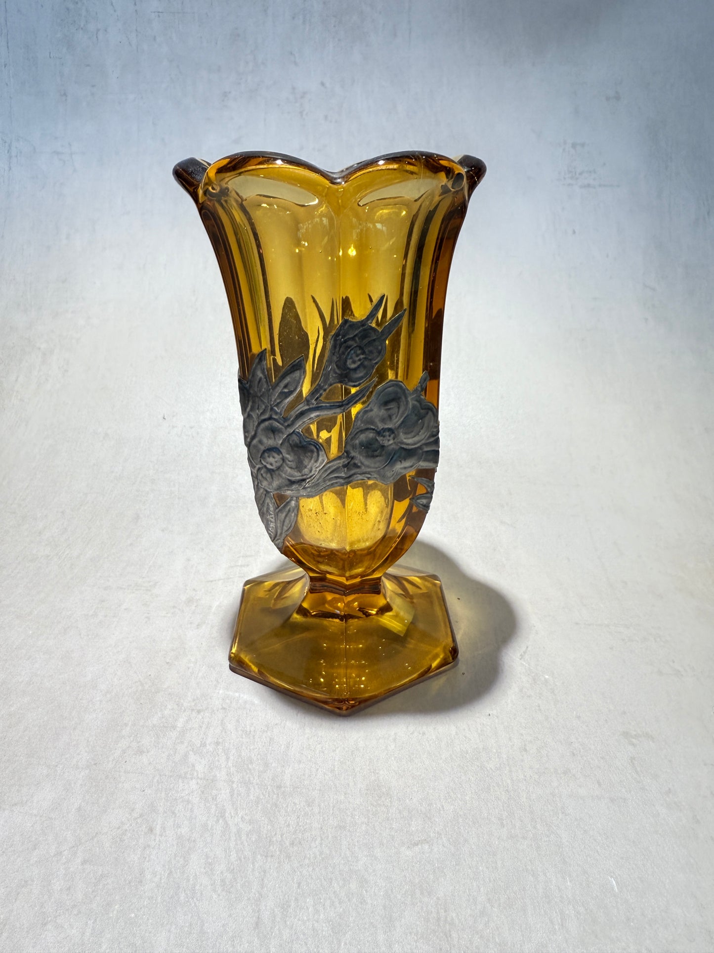 Petit vase ambré avec applique en bronze