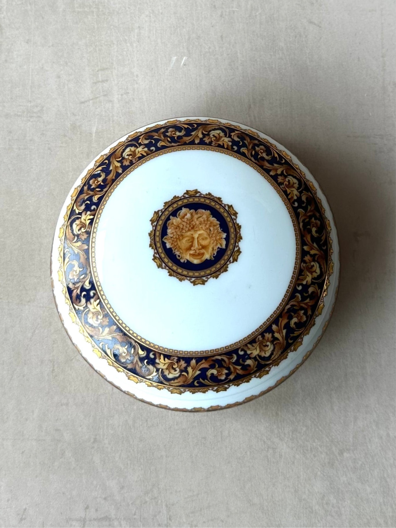 Coupelle à bijoux Bacchus de Limoges avec couvercle