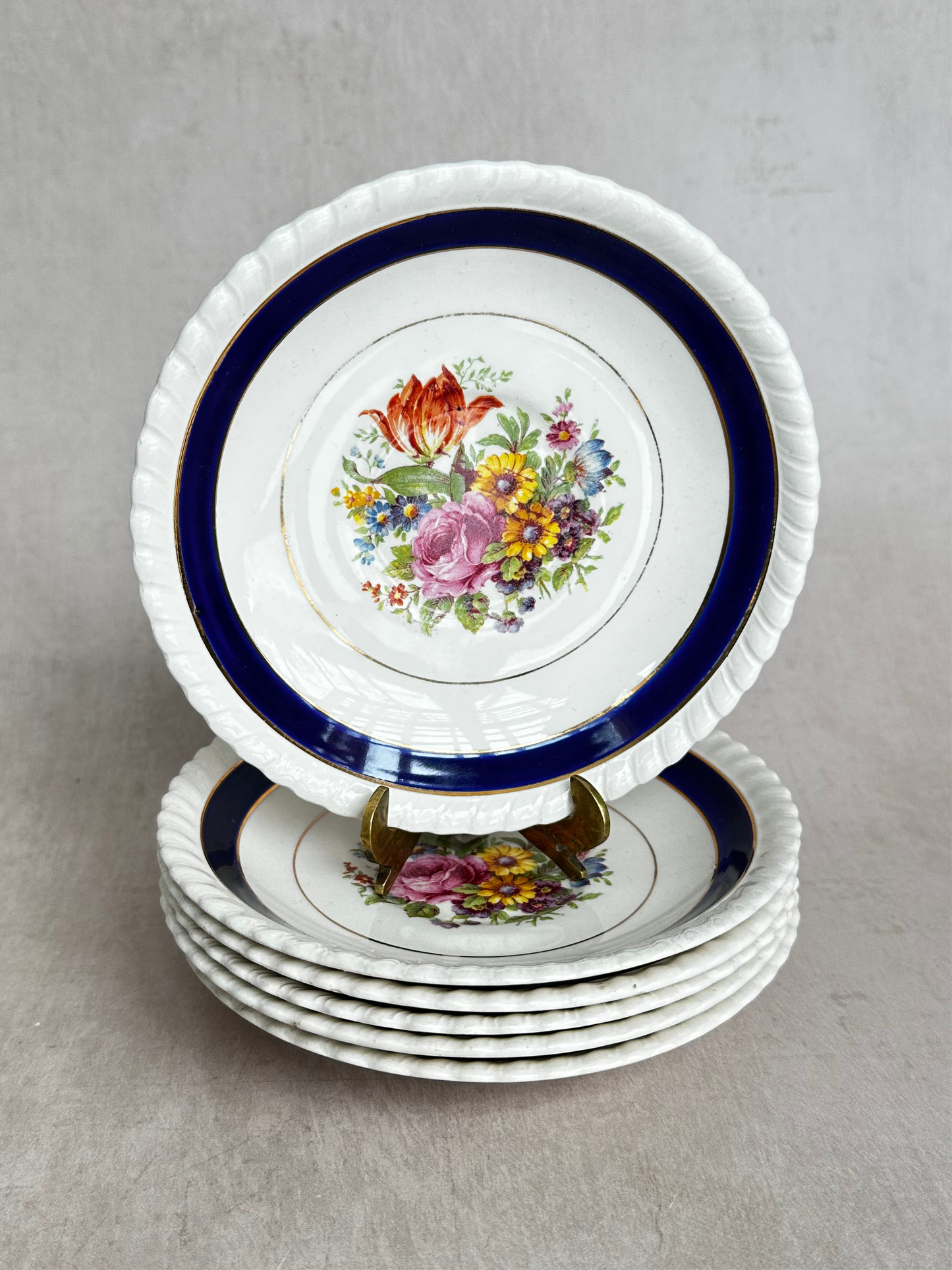 Ensemble de six assiettes à dessert en porcelaine tendre avec bordure en or 18 carats par Johnson Bro
