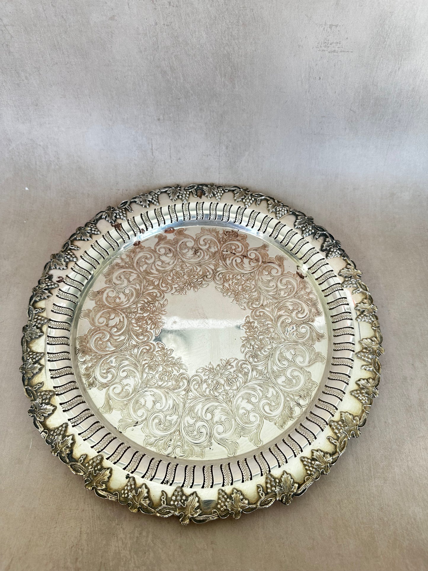 Plateau de reproduction anglais ancien avec bordure en filigrane et volutes