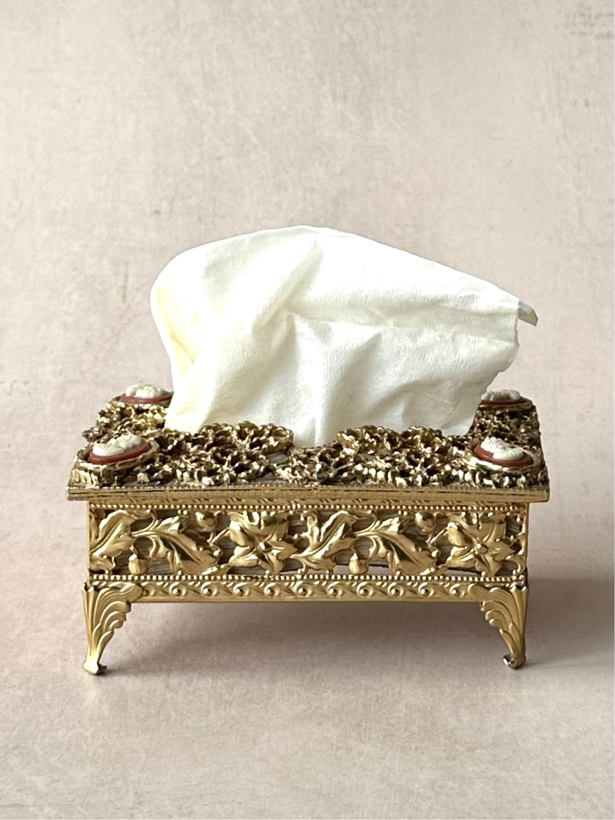 Boîte à mouchoirs en laiton avec motif camée vintage