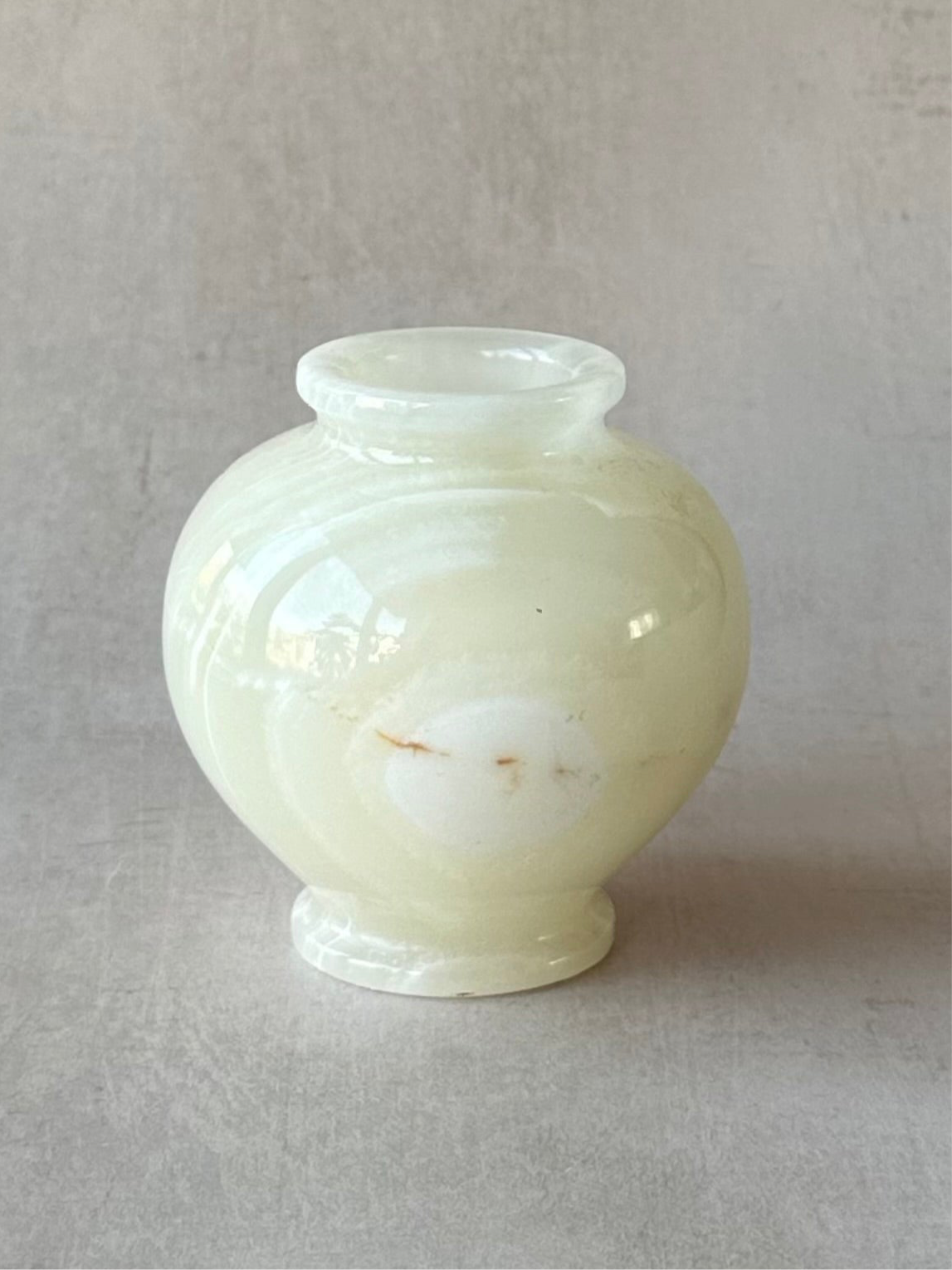 Onyx rounded vase