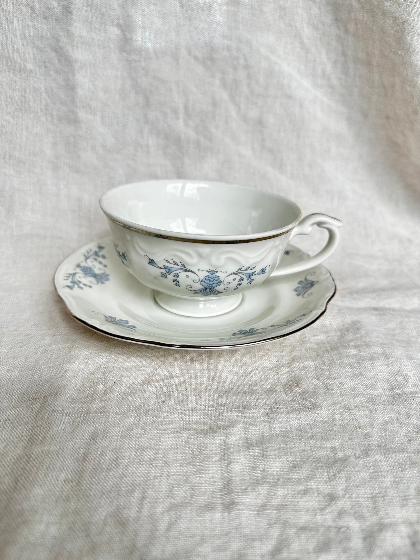 Ensemble de deux petites tasses à thé et soucoupes à motif floral bleu de Regency par Cmielow
