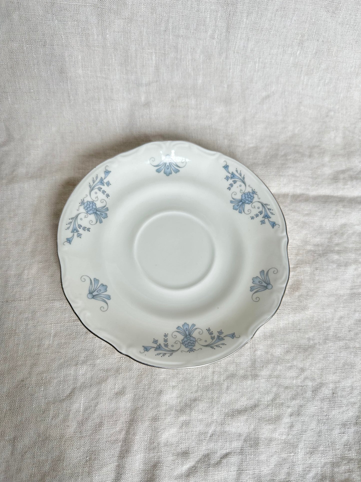 Ensemble de deux petites tasses à thé et soucoupes à motif floral bleu de Regency par Cmielow