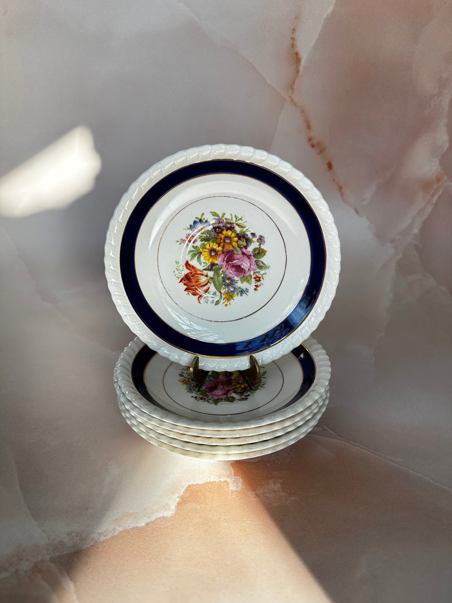 Ensemble de six assiettes à dessert en porcelaine tendre avec bordure en or 18 carats par Johnson Bro