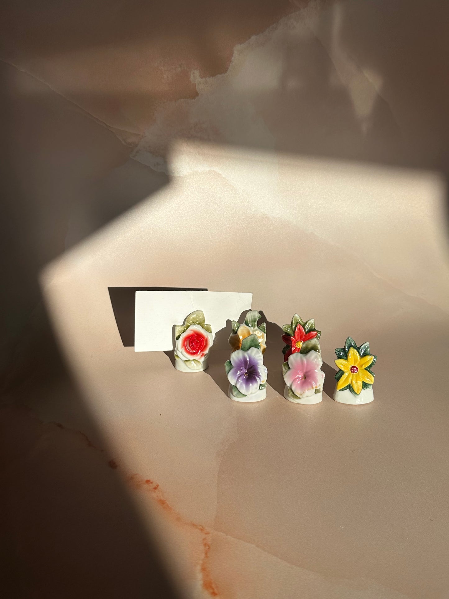 Lot de 6 porte-cartes de table en céramique à motif floral