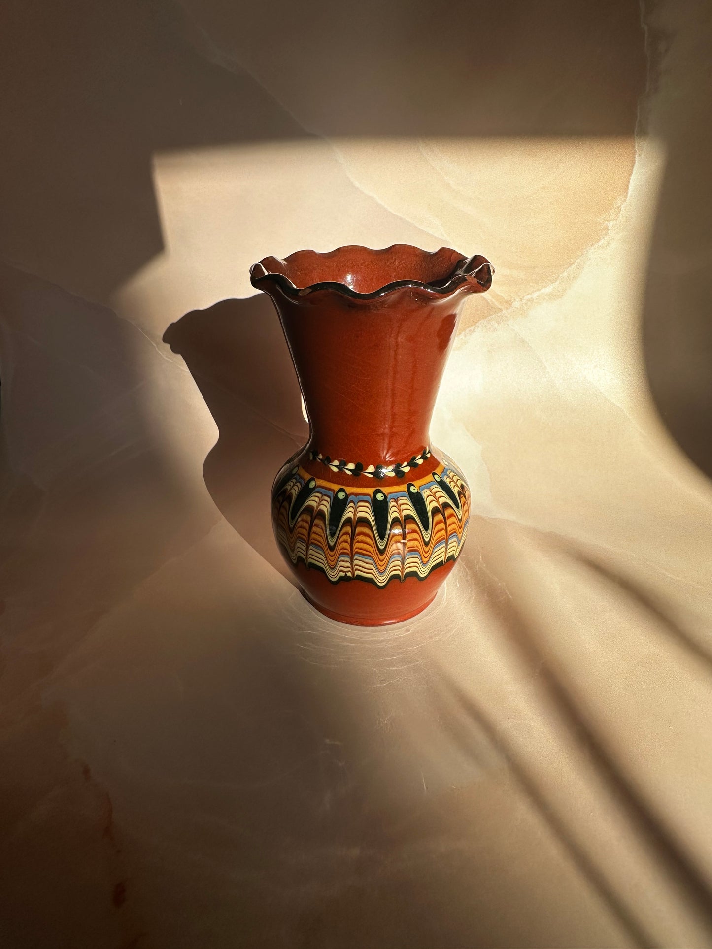 Vase Troyan bulgare inspiré de Missoni 1960 en terre cuite rouge peinte à la main