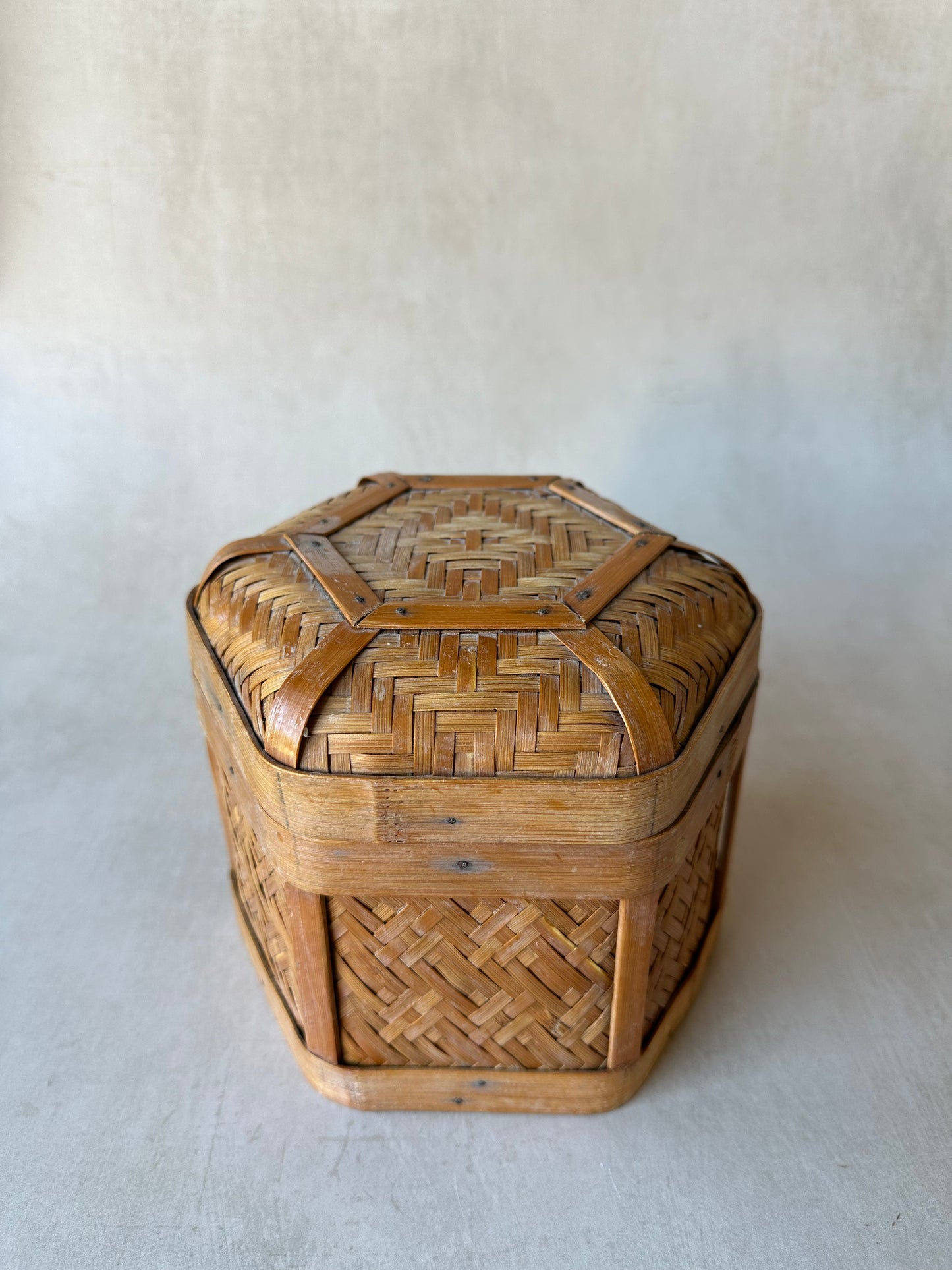 Boîte hexagonale en osier avec couvercle