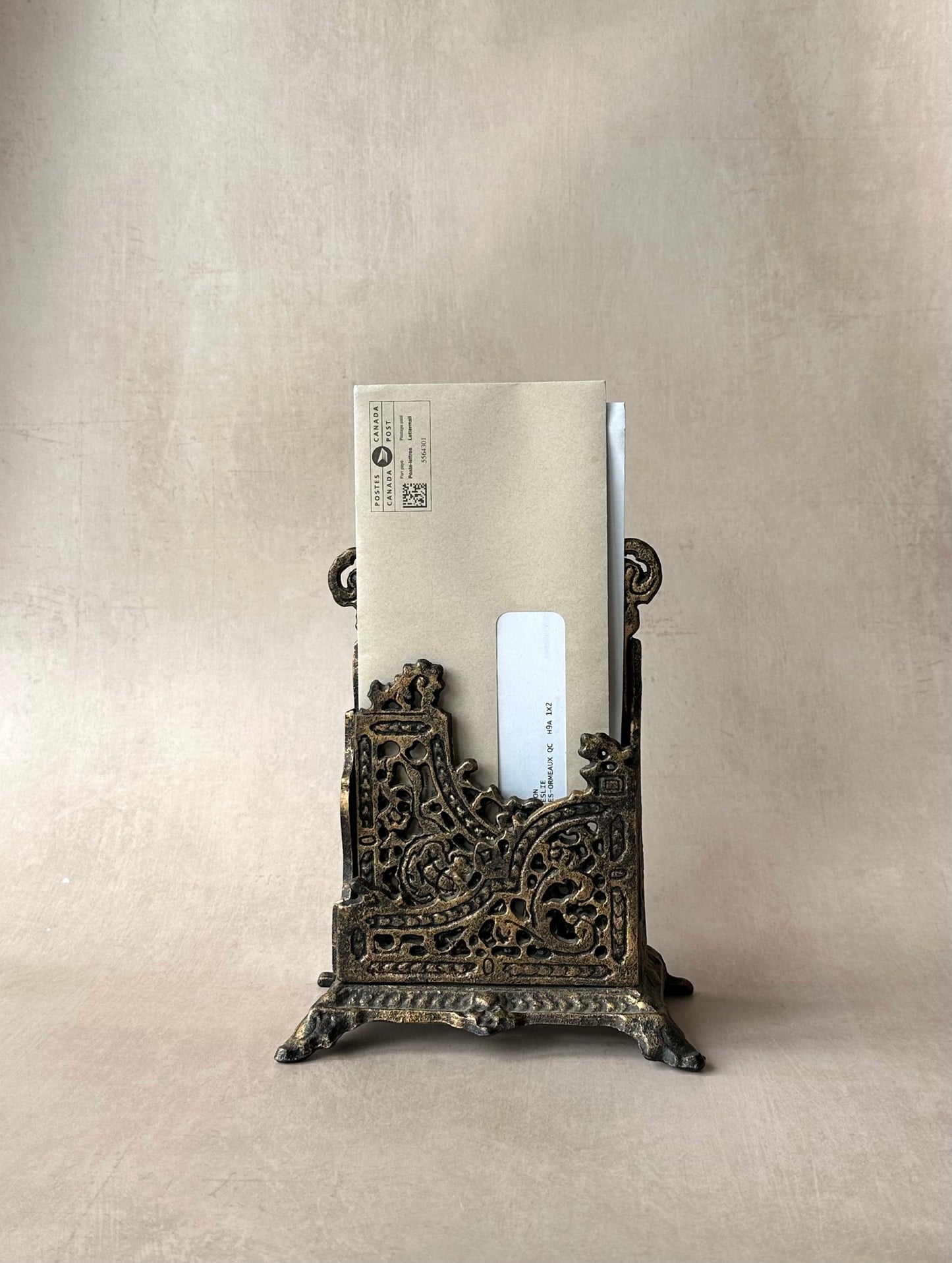Porte-lettres vintage Art Nouveau en laiton