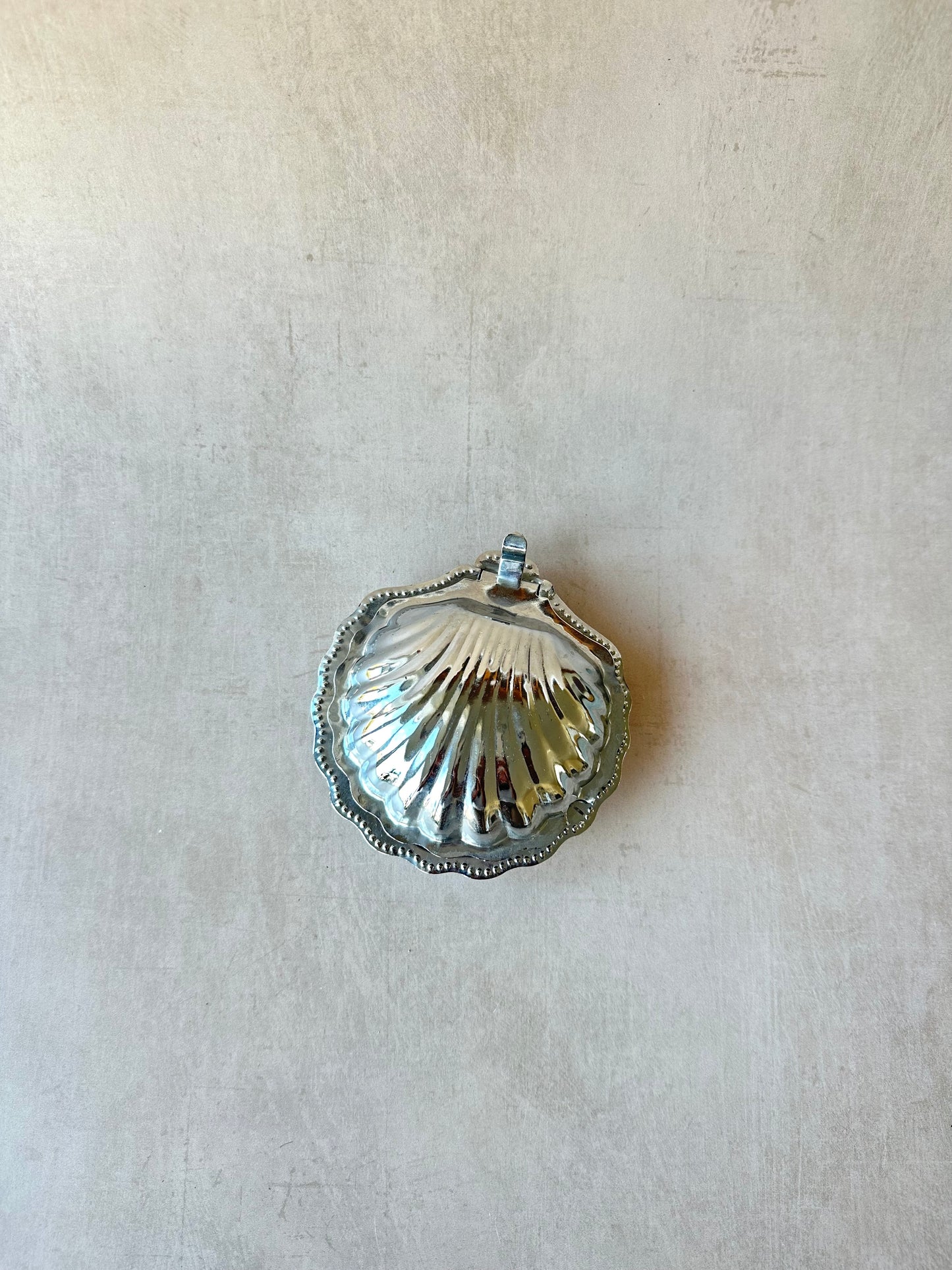 Beurrier en coquille d'argent avec insert en verre