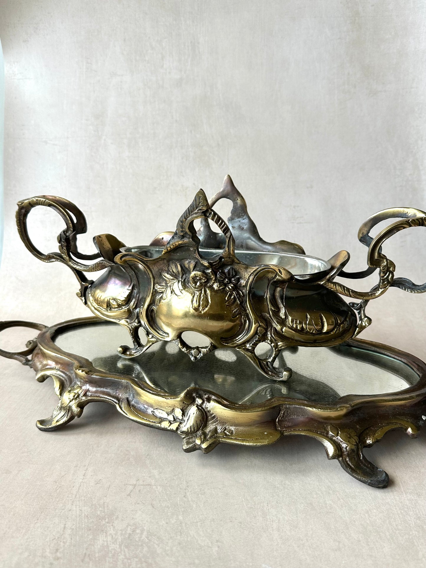 Jardinière en laiton non laqué de style Louis XV avec base, XIXe siècle
