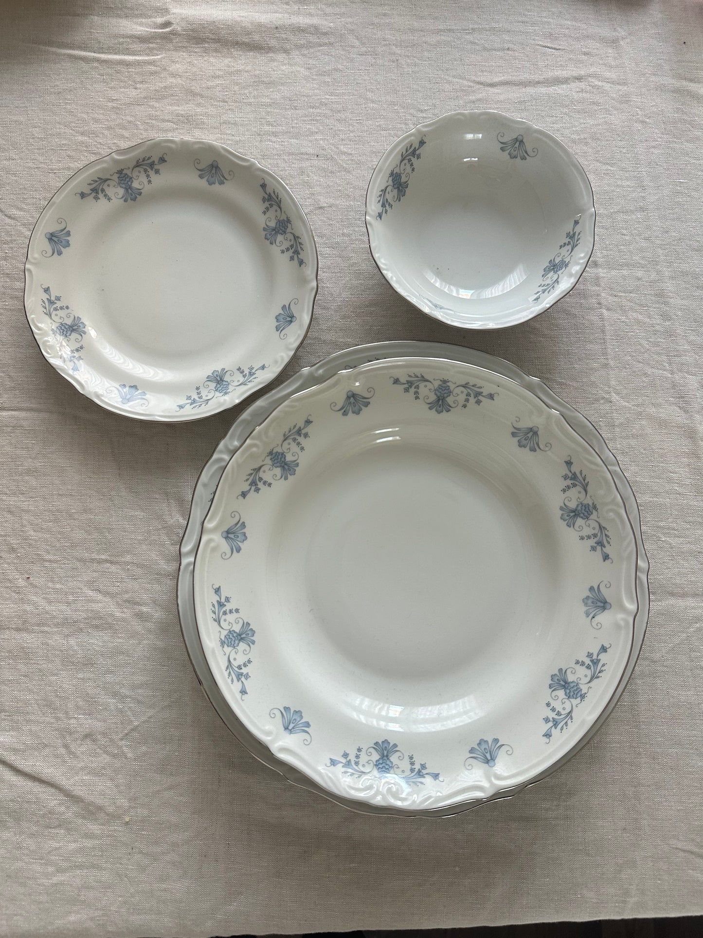 Ensemble de deux petits plats à pâtes à motifs floraux bleus de Regency par Cmielow