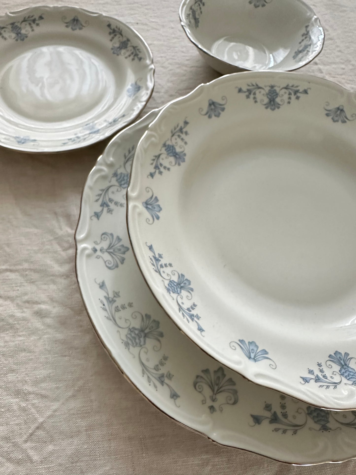 Assiettes à dîner à motifs floraux bleus de Regency par Cmielow