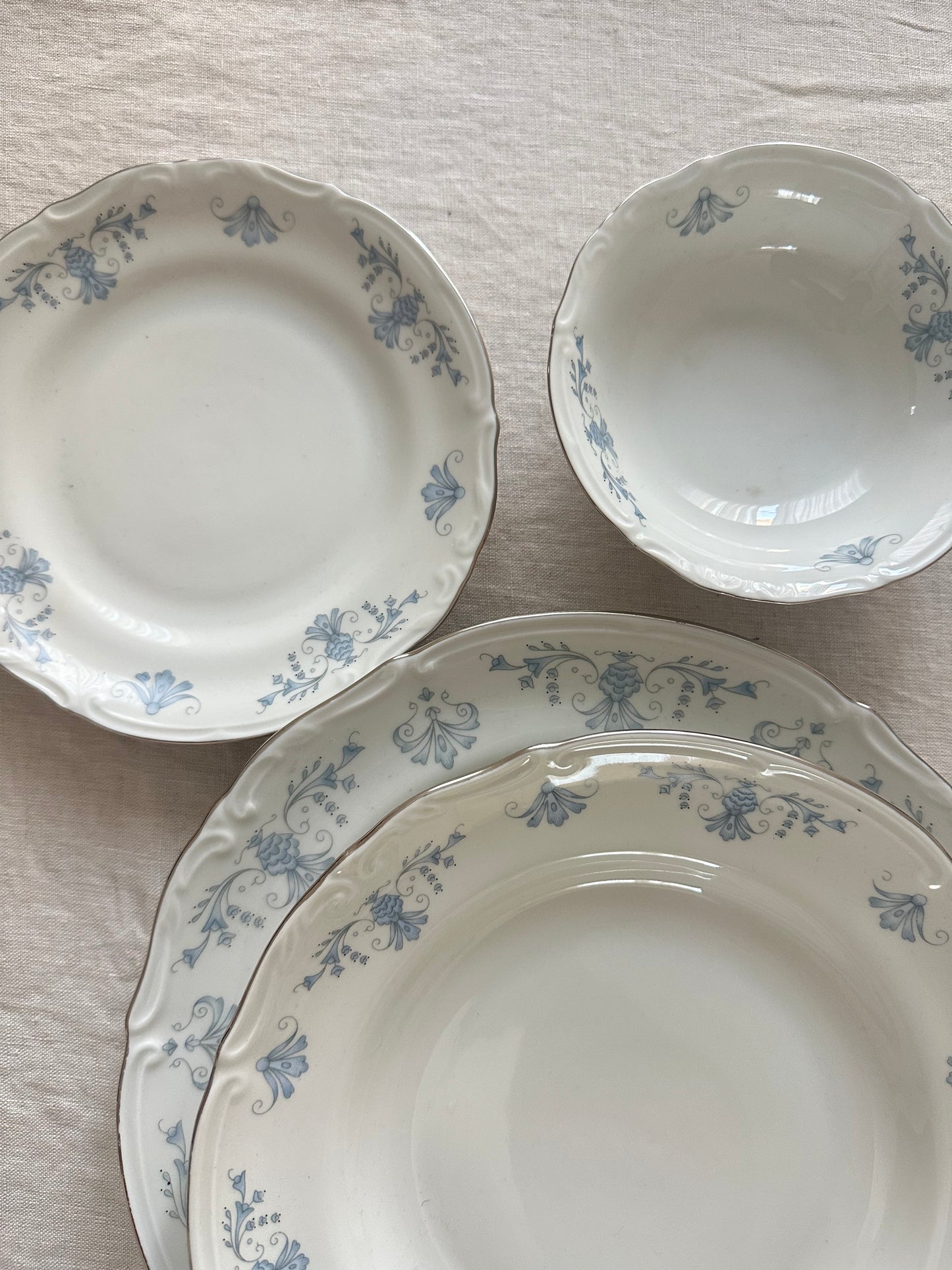 Petites assiettes à dessert à motifs floraux bleus de Regency par Cmielow