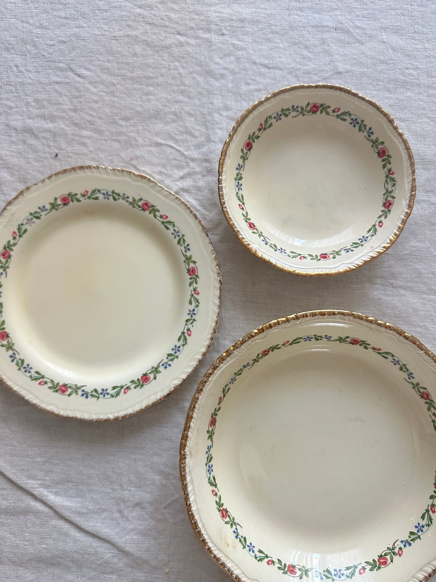 Petits bols floraux ou plats à bibelots Ridgways avec bordure en or 22 carats