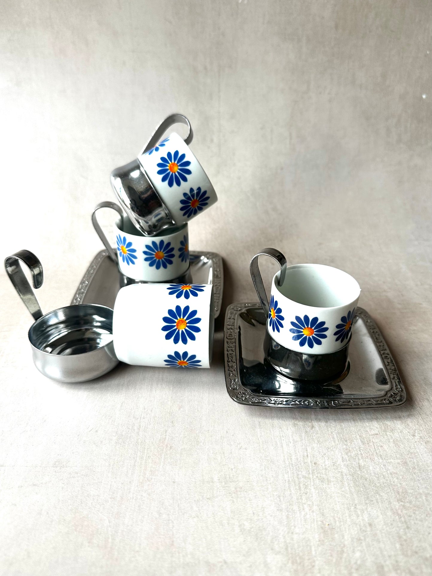Ensemble de quatre tasses à expresso en porcelaine des années 1960 avec plat en acier