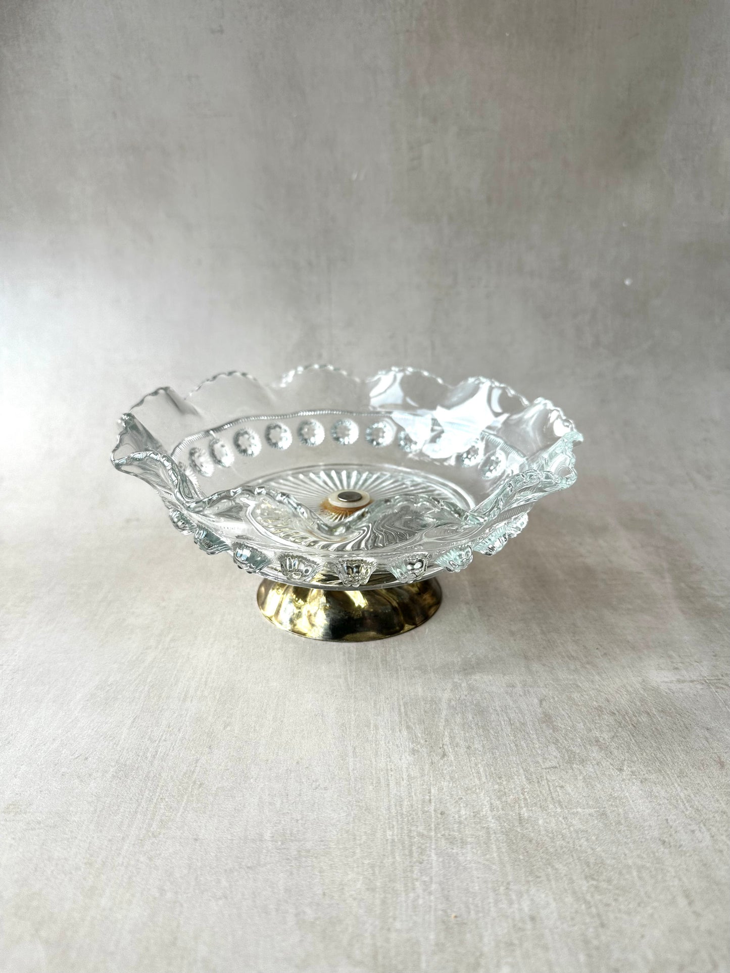 Bol en cristal sur socle en laiton