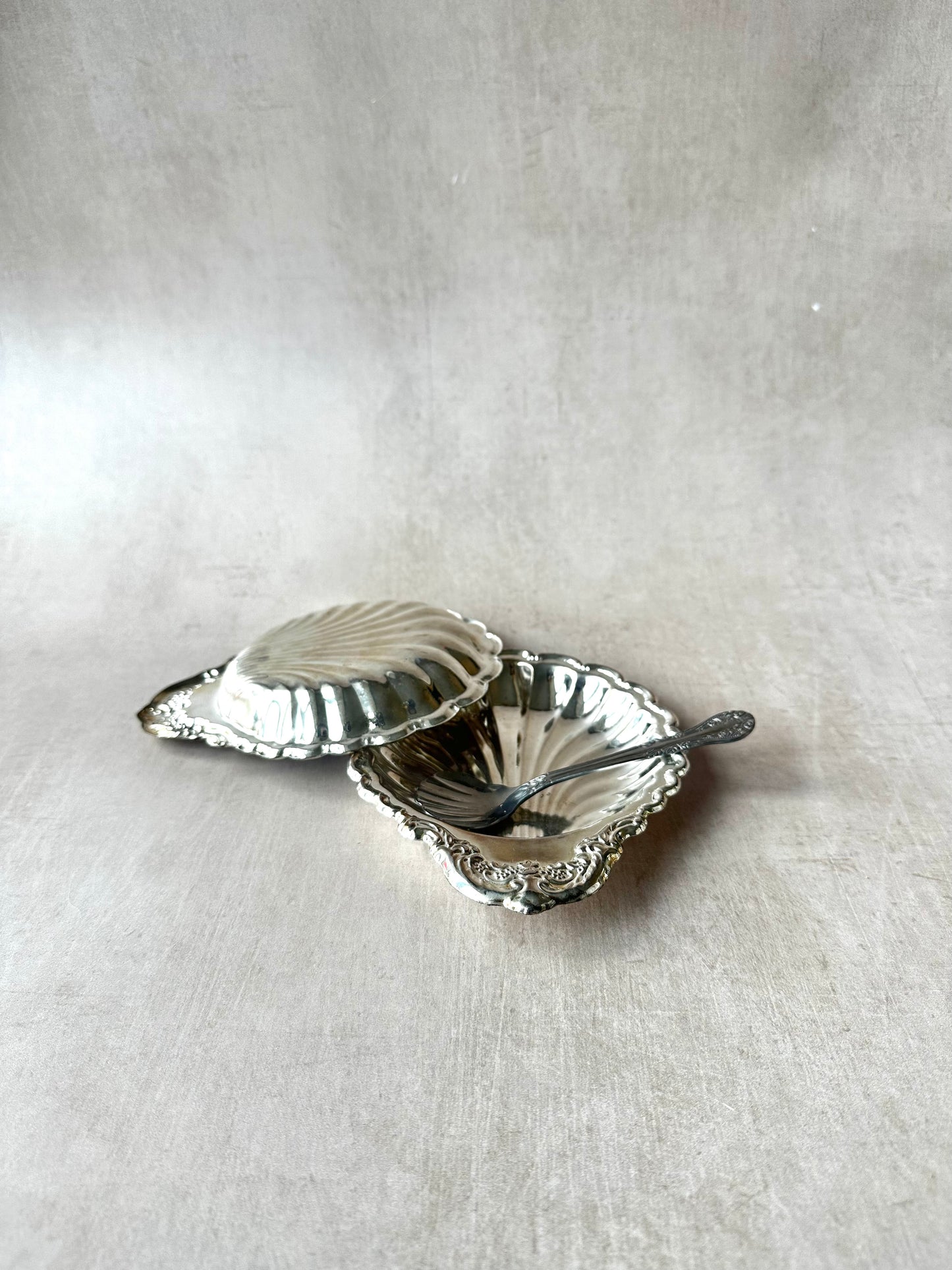 Petit plat en argent en forme de coquillage