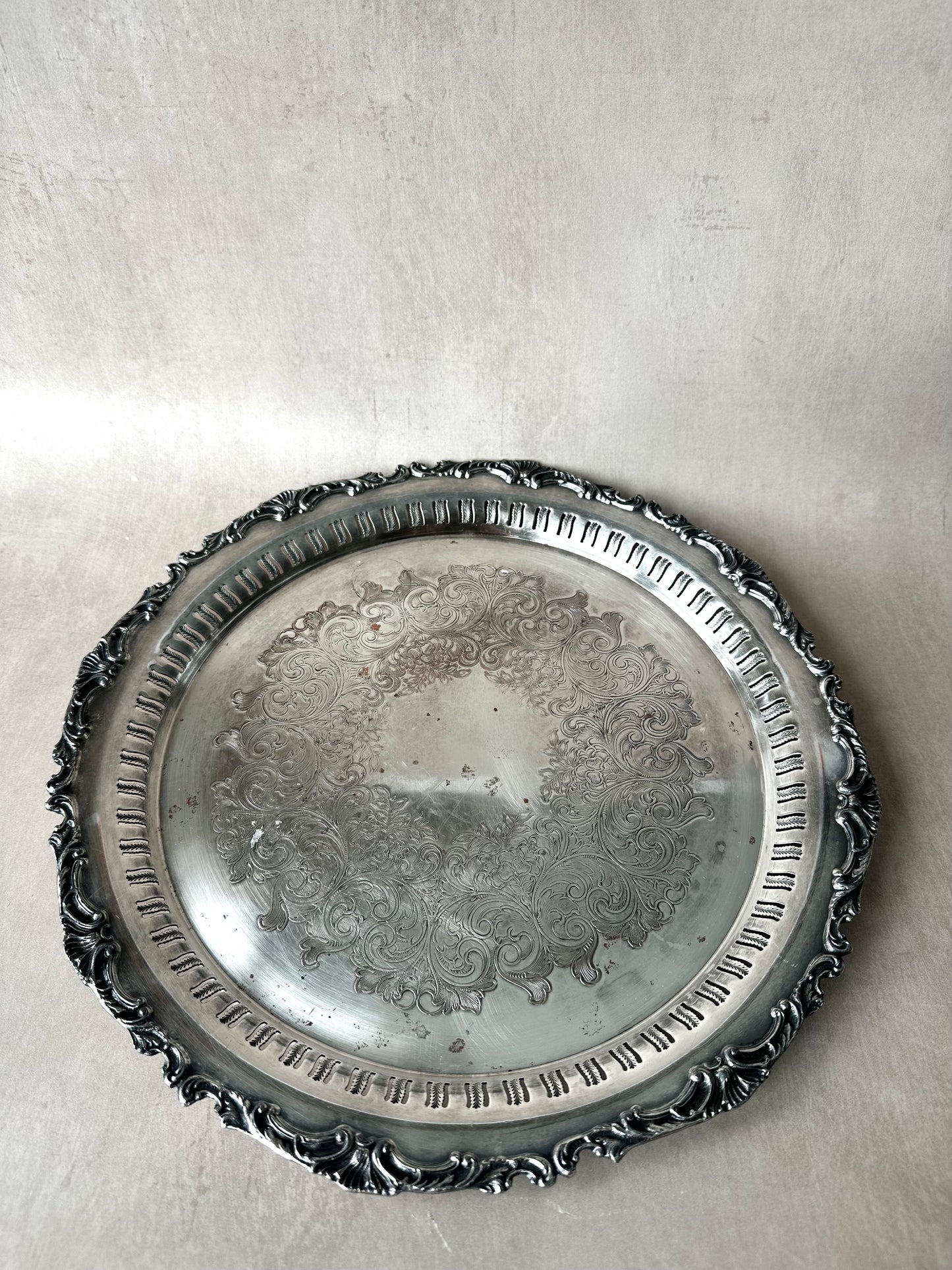 Plateau de reproduction anglais ancien avec bordure en filigrane et volutes