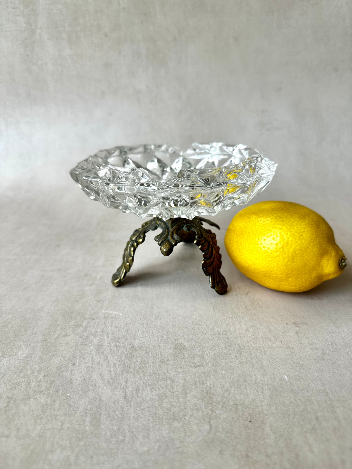 Bol en cristal sur socle en laiton