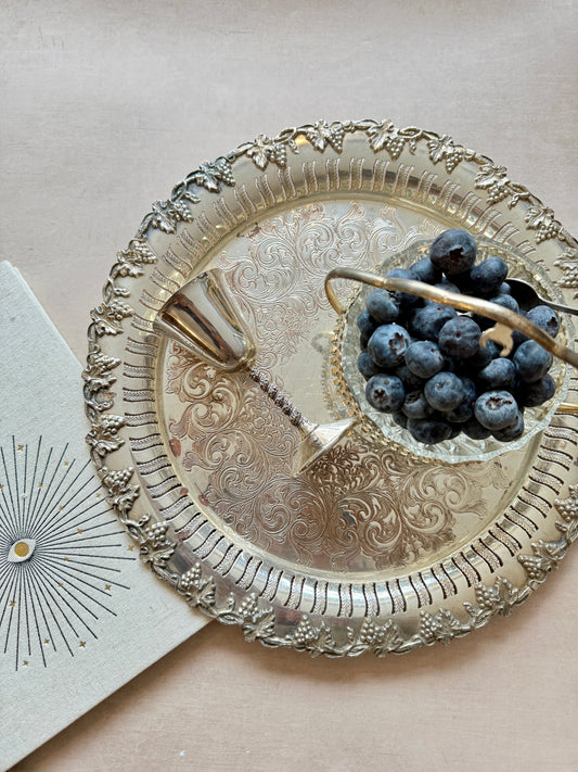 Plateau de reproduction anglais ancien avec bordure en filigrane et volutes