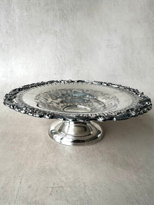 Reproduction Sheffield sur piédestal plaqué argent avec bord gravé et percé