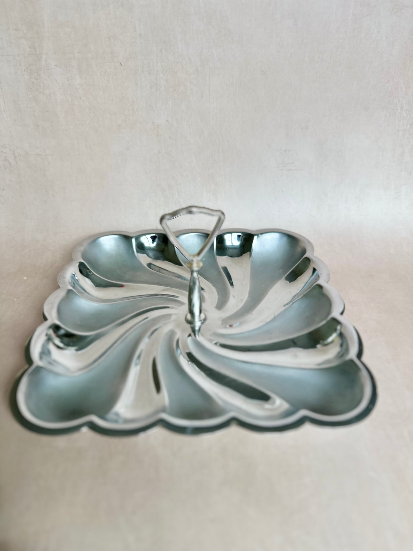 Scalloped Edge Stainless Keyhole Handle Tray