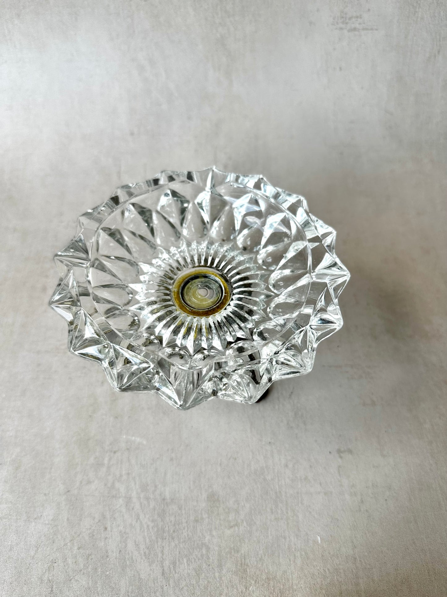 Bol en cristal sur socle en laiton