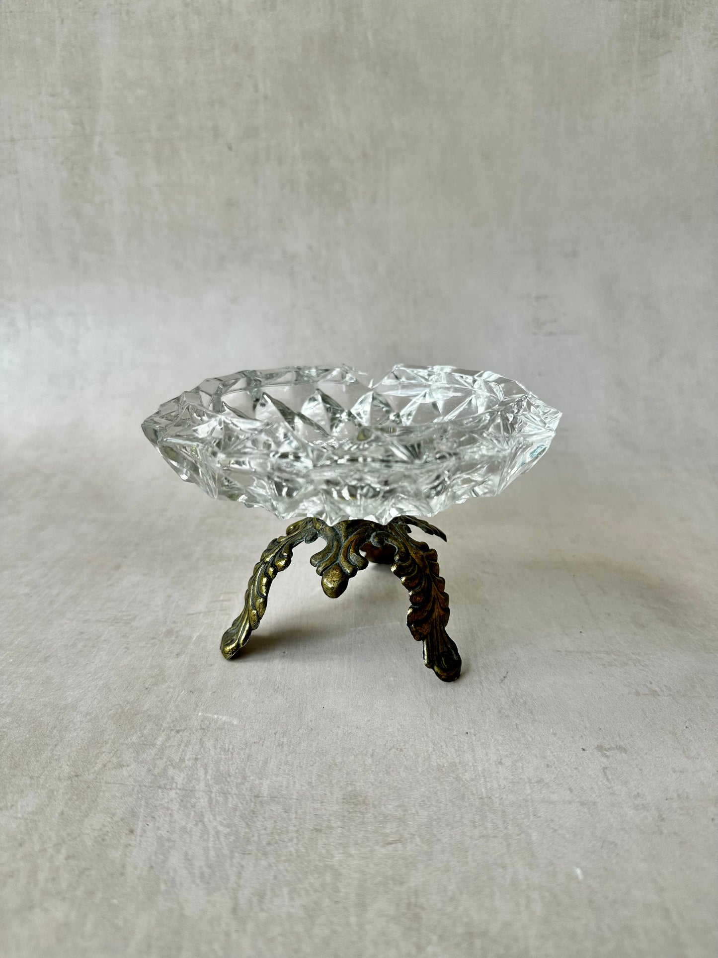 Bol en cristal sur socle en laiton