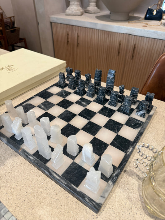 Jeu d'échecs en onyx rose clair, blanc et noir
