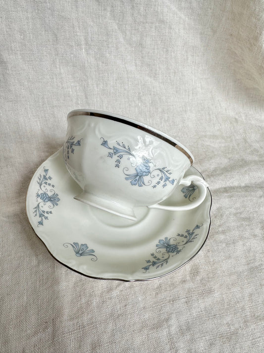 Ensemble de deux petites tasses à thé et soucoupes à motif floral bleu de Regency par Cmielow
