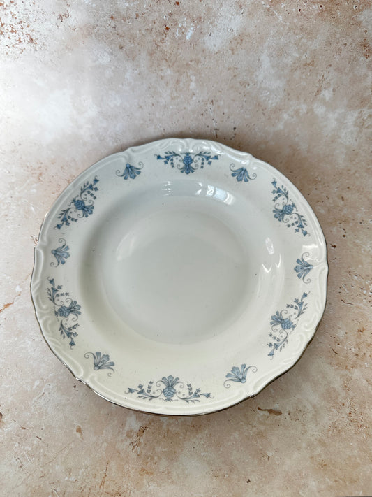 Ensemble de deux petits plats à pâtes à motifs floraux bleus de Regency par Cmielow