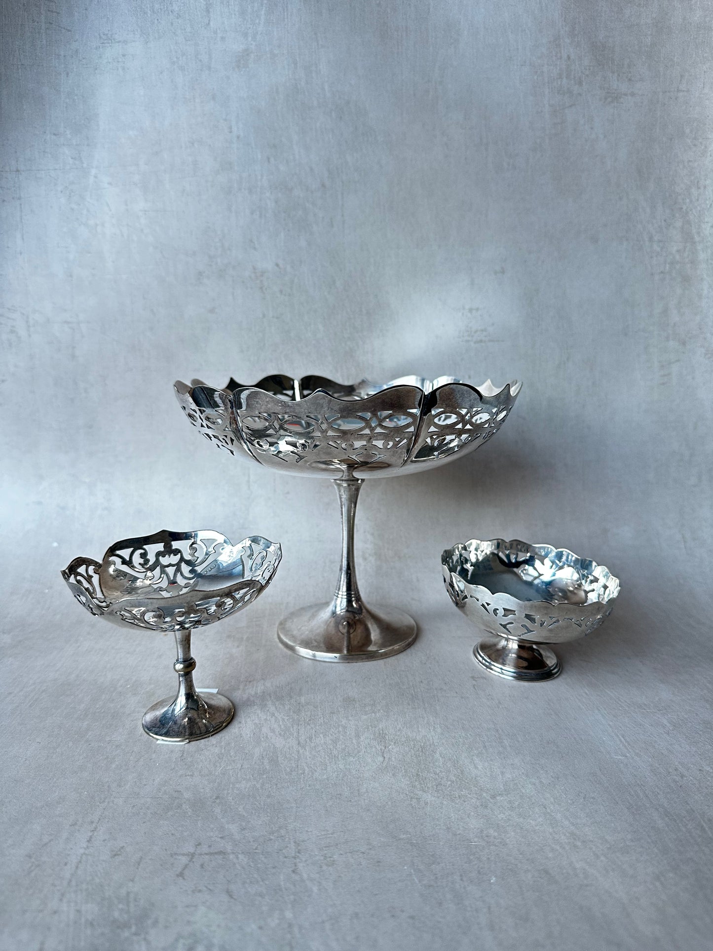 Petit plat à bonbons sur pied en métal argenté