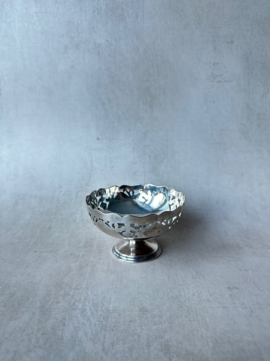 Petit plat à bonbons sur pied en métal argenté