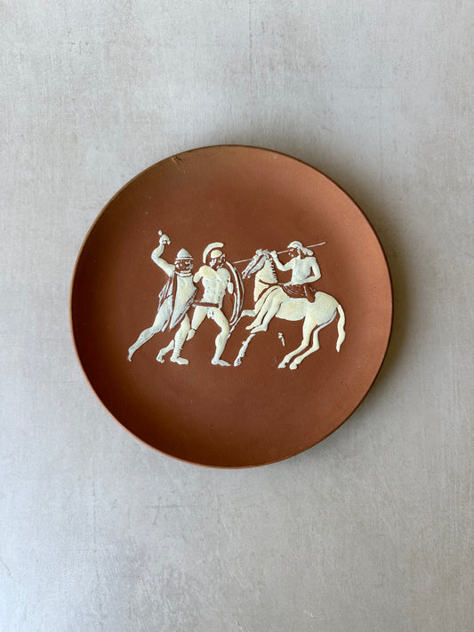 Plat mural en terre cuite représentant un cheval de Troie