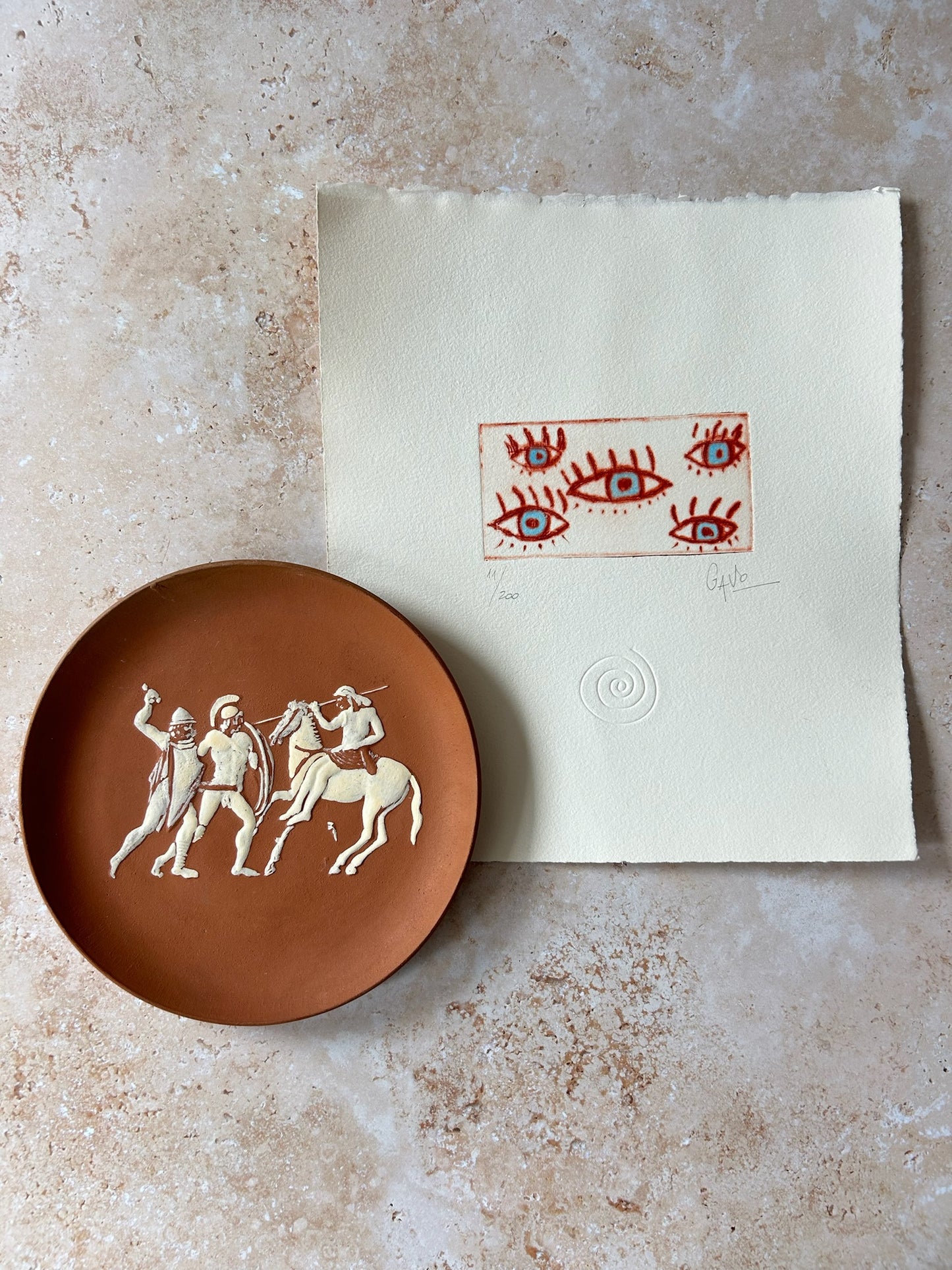 Plat mural en terre cuite représentant un cheval de Troie