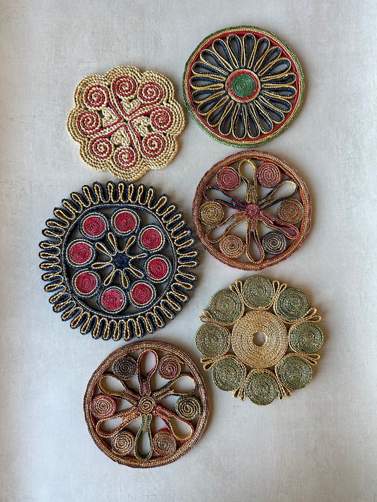Lot de 6 dessous de plat vintage en raphia coloré "Mallorca"