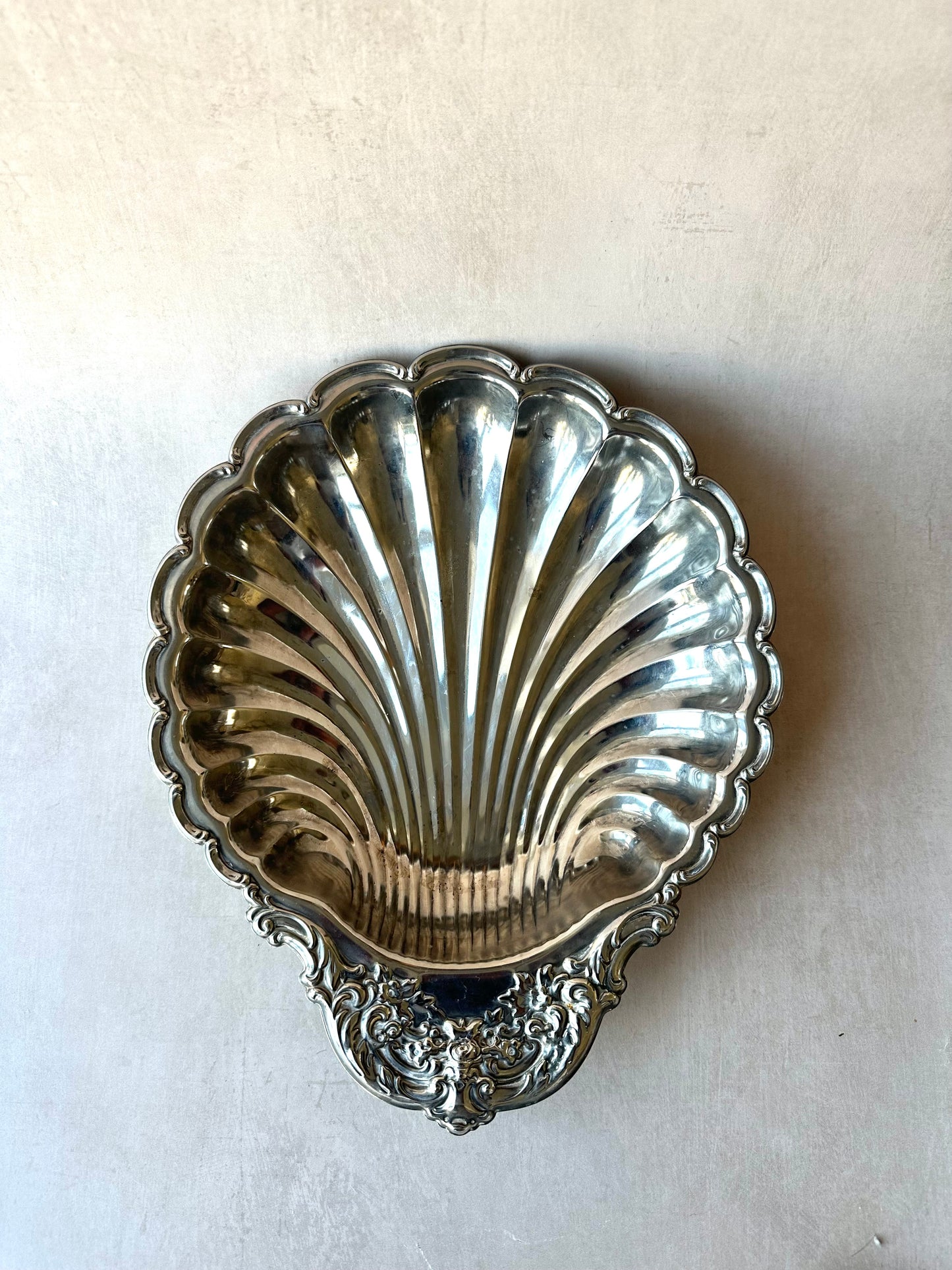 Grand plat de service en forme de coquillage en métal argenté