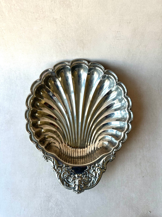 Grand plat de service en forme de coquillage en métal argenté
