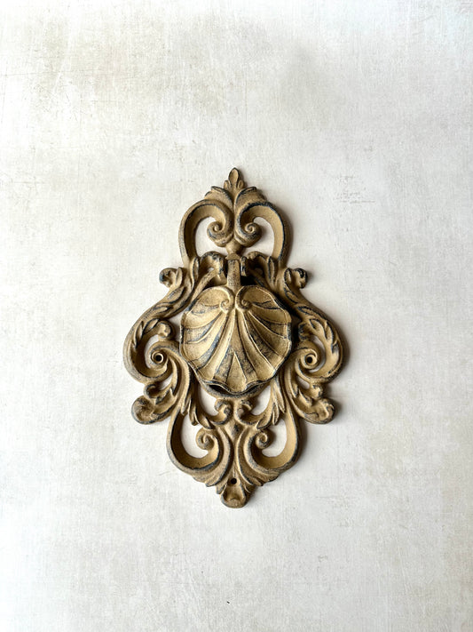 Frappe-porte antique en fonte lourde vintage : en forme de palourde