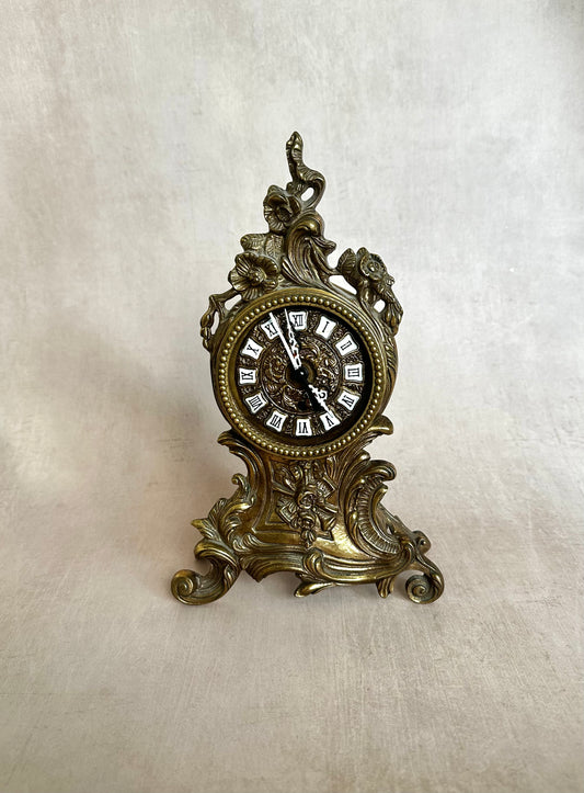 Réplique d'une horloge Louis XVI en laiton fabriquée en France
